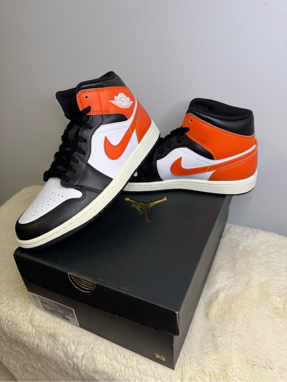 Jordan 1 Mid - 🦁